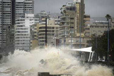 Armada advierte de potenciales daños a la infraestructura costera por marejadas “anormales” entre Coquimbo y Corral