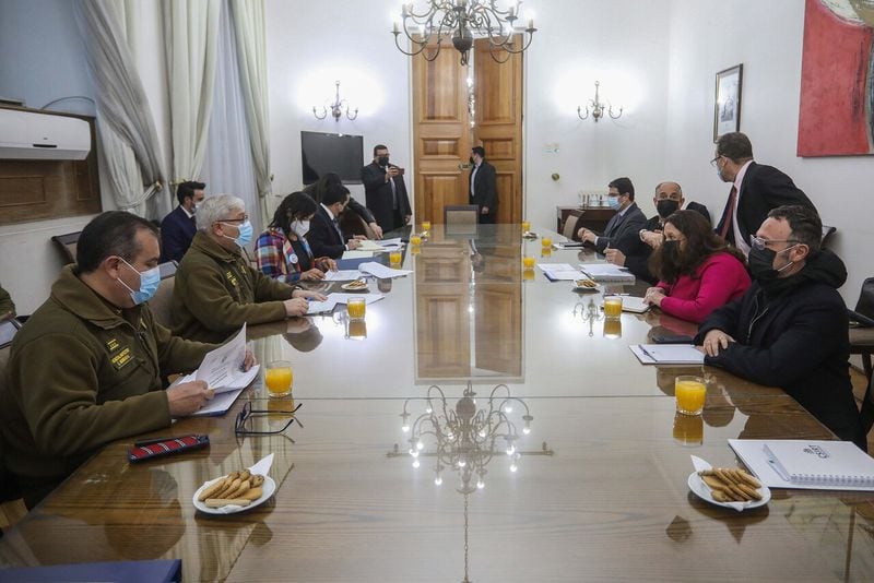 La ministra del Interior, Izkia Siches, y la ministra de Defensa, Maya Fernández, junto a Carabineros PDI y el Ejército, realizan una reunión de seguridad en el Palacio de La Moneda.