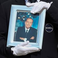 Los dos hijos mayores de Berlusconi controlarán la mayoría de Fininvest, el holding familiar 