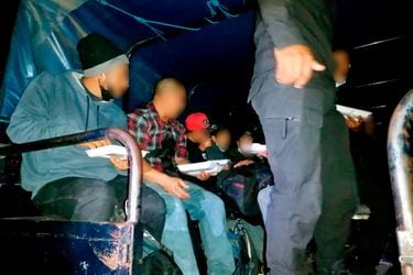 Autoridades mexicanas rescatan a 263 migrantes hacinados en camiones que viajaban rumbo a EE.UU.