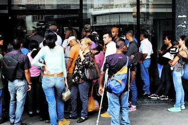 People wait outside a Banesco bank branch a (42865911)