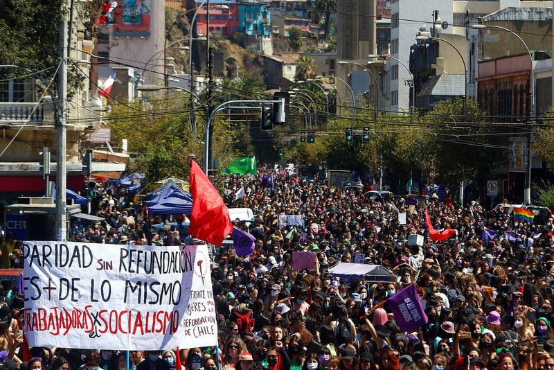 Vista general, durante la Marcha por el Día Internacional de la Mujer en Valparaíso. Foto: Leonardo Rubilar Chandía / Agencia Uno.