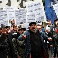 Organizaciones sociales marchan cerca de la residencia de Milei para reclamar contra políticas económicas
