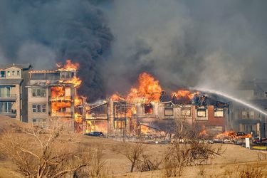 Miles de personas son evacuadas por avance de incendios forestales en EE.UU.