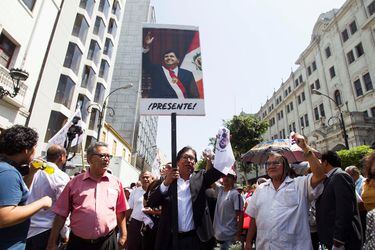 Partidarios y familia del expresidente peruano Alan García asisten a su velorio