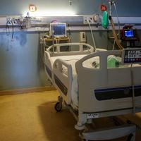 Camas críticas en hospitales están al 94% de capacidad y muestran más lentitud que clínicas en la reconversión
