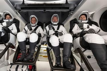 Cápsula de SpaceX vuelve a la tierra con cuatro astronautas de la Estación Espacial Internacional