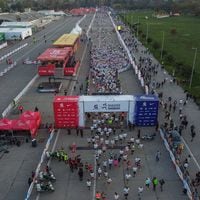 Evento coincide con Día de la Madre: Maratón de Santiago congrega a 30 mil corredores, genera desvíos y 980 cruces de calle intervenidos