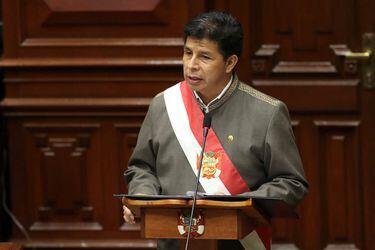Universidad de Perú investiga denuncia de plagio en tesis de maestría del presidente Castillo y su esposa