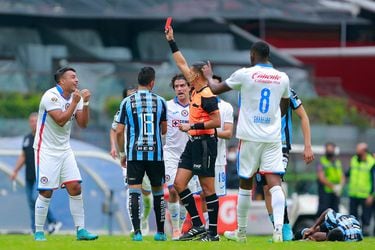 Solo 11 minutos en cancha: Iván Morales es expulsado en la victoria de Cruz Azul