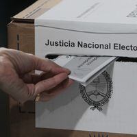 Firma de dólares, recibimiento entre pétalos y canticos de cumpleaños: las primeras horas de las votaciones en Argentina 