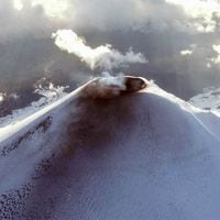 Sernageomin baja a amarilla alerta para volcán Villarrica: disminuye perímetro de acercamiento al cráter y colegios retomarán clases presenciales el martes
