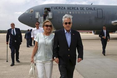 Presidente de la Republica, arriba al Aeropuerto de Madrid para hacer una escala tecnica.