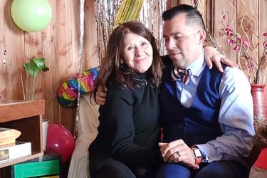 Fue robado al nacer hace 42 años en Chile: hoy abraza a su madre biológica por primera vez