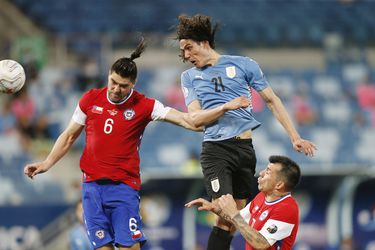 El uruguayo Edinson Cavani fue un dolor de cabeza para la defensa de Chile, cada vez que Uruguay intentó por arriba.