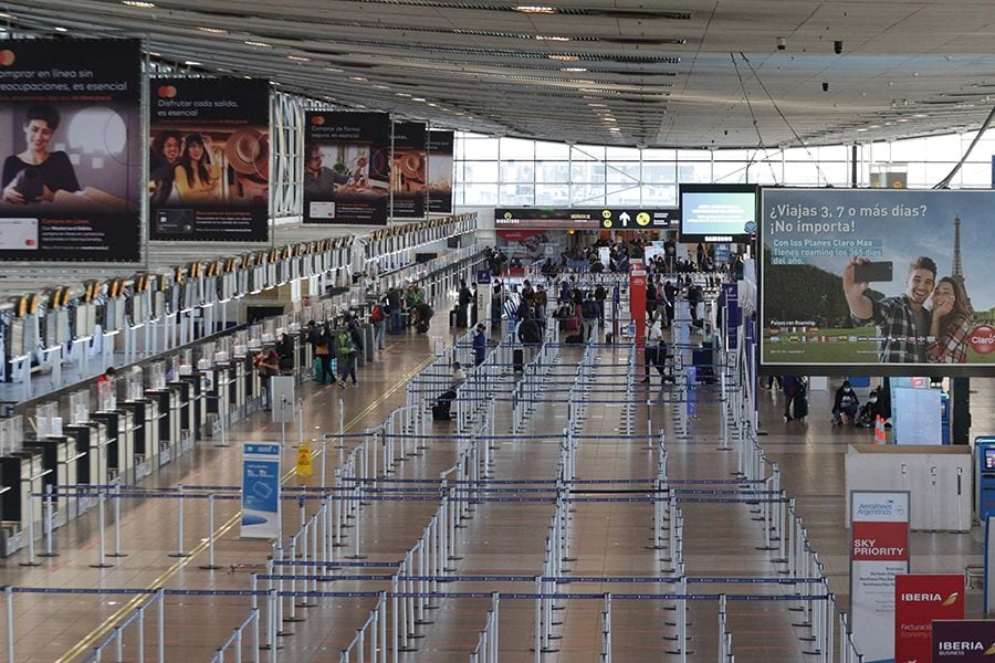 Autoridades monitorean en aeropuerto Pudahuel apertura de fronteras