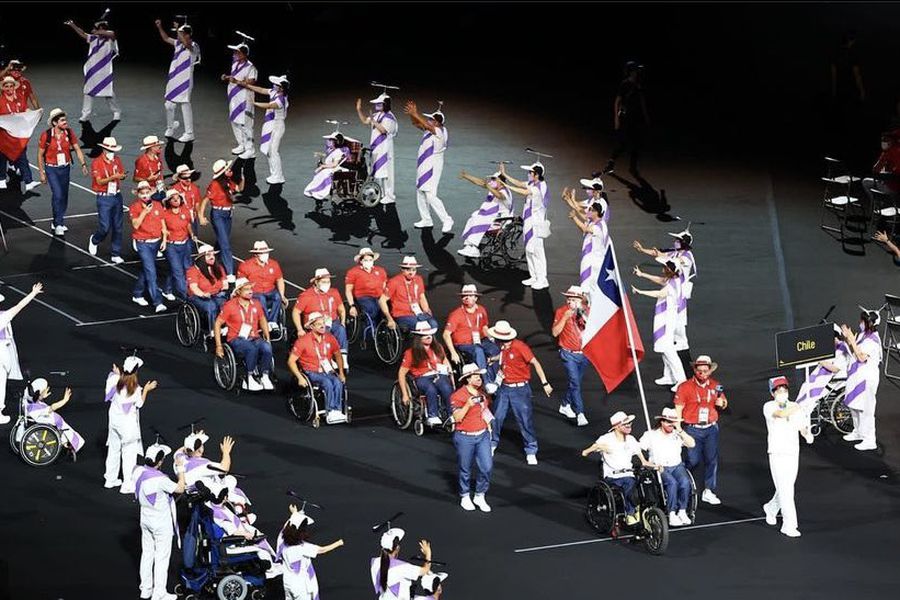 La delegación chilena durante el desfile de los países en la ceremonia de apertura de los Juegos Paralímpicos de Tokio 2020.