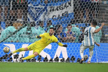 Gonzalo Montiel convierte el penal que le dio el título del Mundial a Argentina.