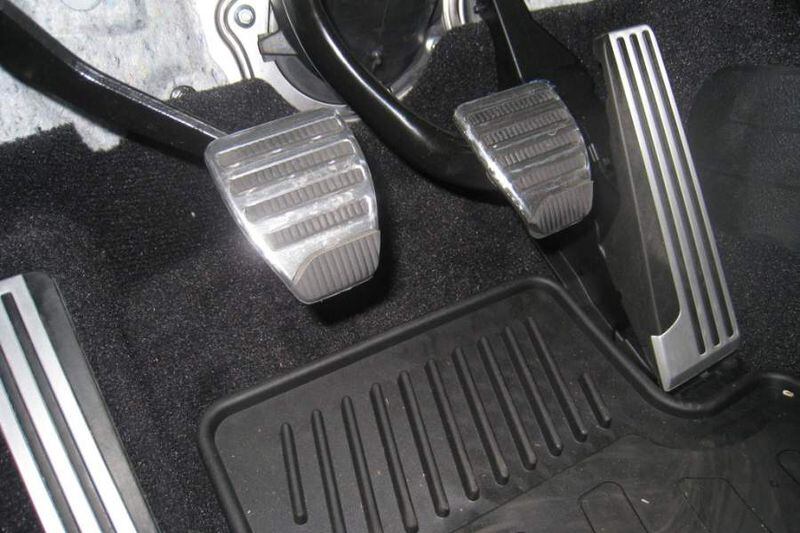 pisar el pedal de embrague al momento de frenar? - La
