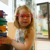 Soy oftalmopediatra y estas son las 5 medidas que debe seguir para proteger la vista de los niños
