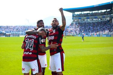Arturo Vidal festeja el gol segundo gol de Flamengo contra Avai.
