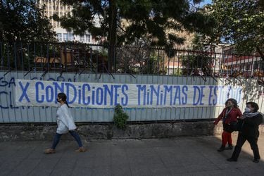 Siguen protestas de secundarios en Santiago y Providencia: cuatro liceos emblemáticos en toma y dos en paro