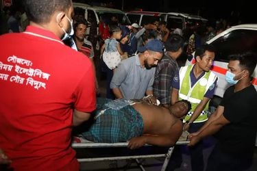 Explosión en depósito de contenedores deja al menos 16 muertos y 450 heridos en Bangladesh