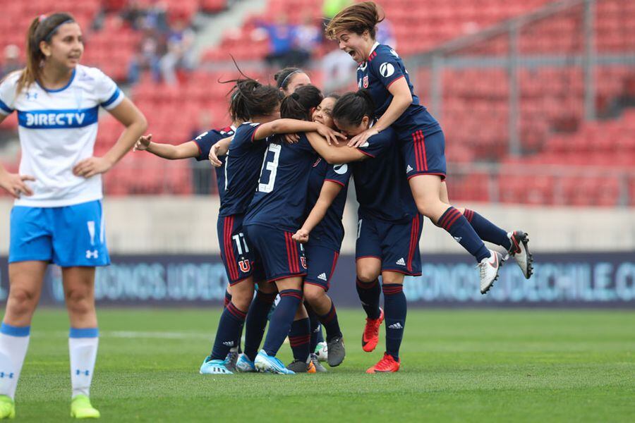 Las jugadoras de la U festejan uno de los goles azules ante la Universidad Católica, el pasado 25 de agosto en el Estadio Nacional. (Foto: www.udechile.cl).