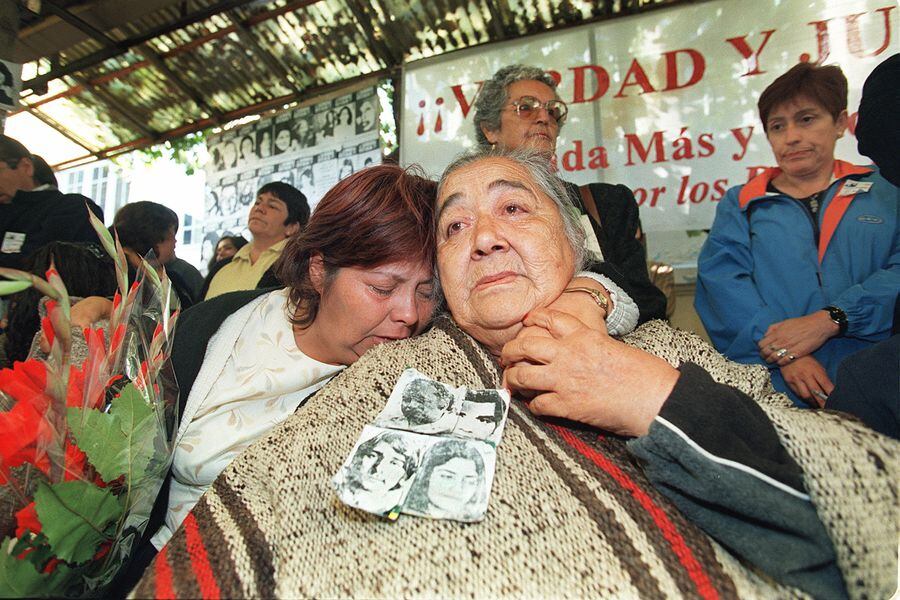 Ana González, a los 83 años, esperando la decisión de Jack Straw sobre la extradición de Pinochet.  AFP PHOTO/MACARENA MINGUELL (Photo by MACARENA MINGUELL / AFP)