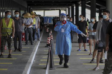 China amplía el confinamiento por coronavirus en la isla de Hainan con miles de turistas en sus balearios 