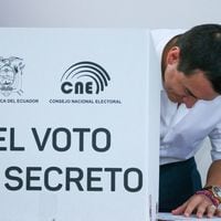 Resultados apuntan a triunfo del “sí” en 9 de las 11 preguntas del referendo y consulta de seguridad de Noboa en Ecuador