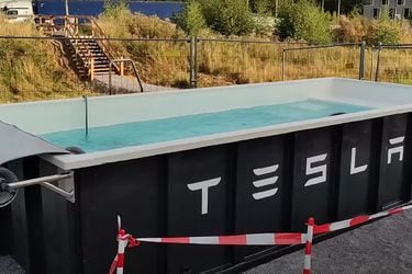 Tesla, Tesla, siempre Tesla: ahora sorprende con piscinas al lado de los Supercargadores