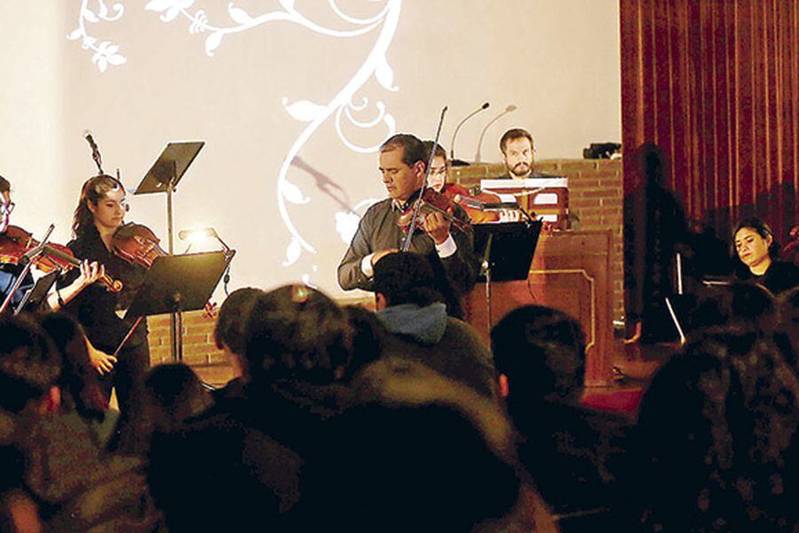 La camerata de la U. Alberto Hurtado, durante un concierto el jueves.