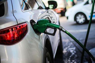 Nuevo piso para el precio de las bencinas: economistas prevén que la de 93 octanos no bajará de $1.200 en el mediano plazo