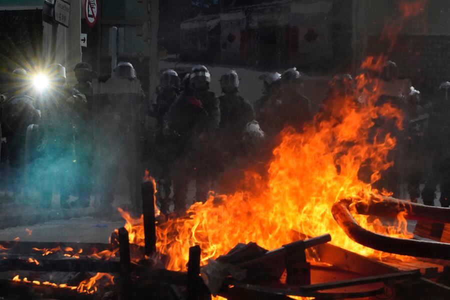 Policía intenta controlar una barrida en nueva manifestación en Hong Kong. (AP)