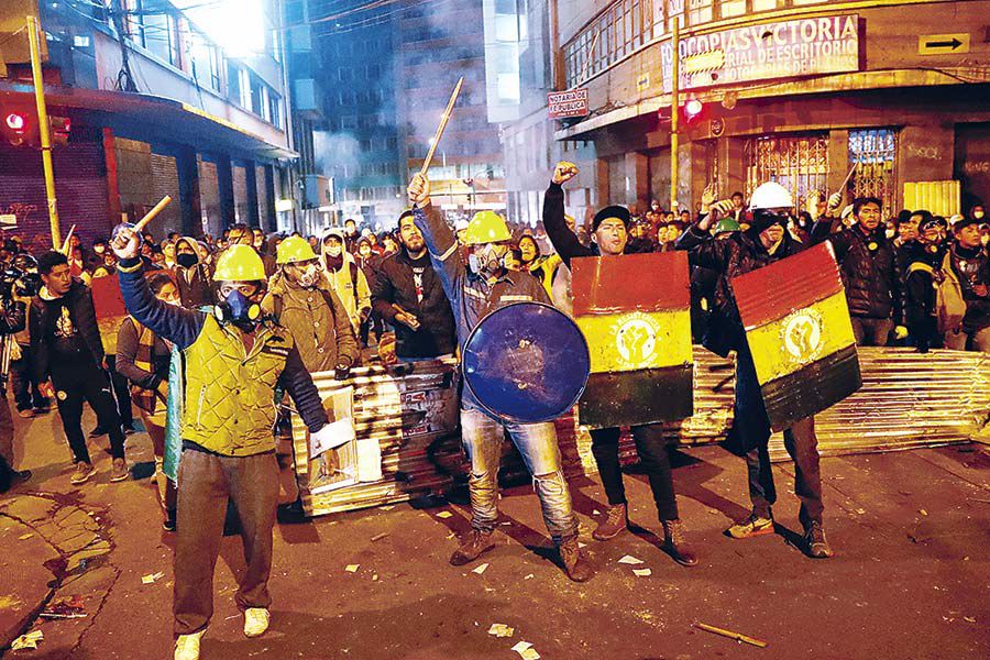 Demonstrators-gesture-during-clashes-between-supporters-and-opponents-of-Bolivia-'s-President-Evo-(47220106)