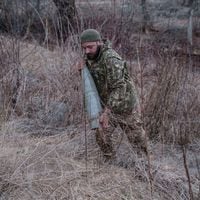 El “Mad Max” de Ucrania rastrea pantanos y campos minados en busca de proyectiles
