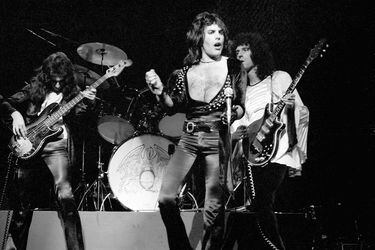 Photo of QUEEN and John DEACON and Freddie MERCURY and Brian MAY