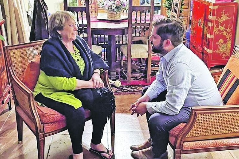 ¿Qué une a Gabriel Boric con Michelle Bachelet? Michelle Bachelet y Gabriel Boric se reunieron cuando la expresidenta le entregó el apoyo. Gabriel Boric y Michelle Bachelet.