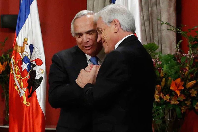 El Presidente Sebastián Piñera junto al exministro del Interior, Andrés Chadwick. Cambio de gabinete 28 de octubre de 2019.