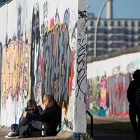 Figuras de la cultura recuerdan cómo vivieron la caída del muro de Berlín