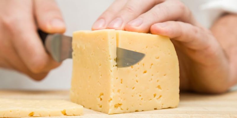 Minsal emite alerta alimentaria por detección de listeria en queso mantecoso laminado y ordena retiro de lote del producto