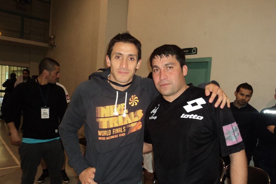 Milovan Mirosevic y Luis Núñez. Más atrás, Jorge Acuña.