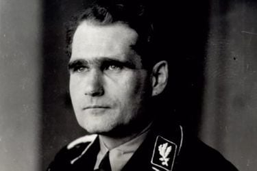 Locura, racismo y fanatismo: Rudolf Hess, la insólita historia del hombre que quiso acabar con la II Guerra Mundial en paracaídas