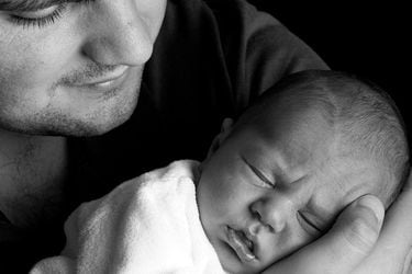 Ley de posnatal parental cumple una década y solo 0,23% de hombres lo ha usado: ¿Por qué los padres no se involucran en cuidado de sus hijos recién nacidos?