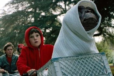 Steven Spielberg calificó como un error la edición de E.T. que eliminó las armas de una escena: “Nunca debí haber hecho eso”