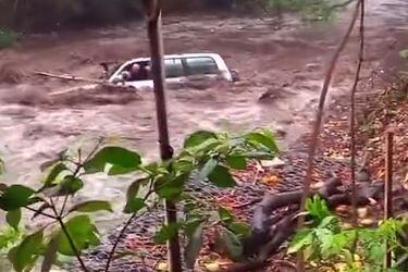 El dramático registro de un hombre que saltó de su camioneta arrastrada por un torrentoso cauce en Nicaragua