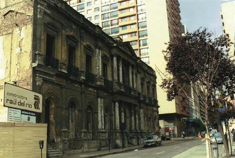 Vista del Palacio Pereira por calle Huérfanos, c. 1980. Archivo Palacio Pereira.