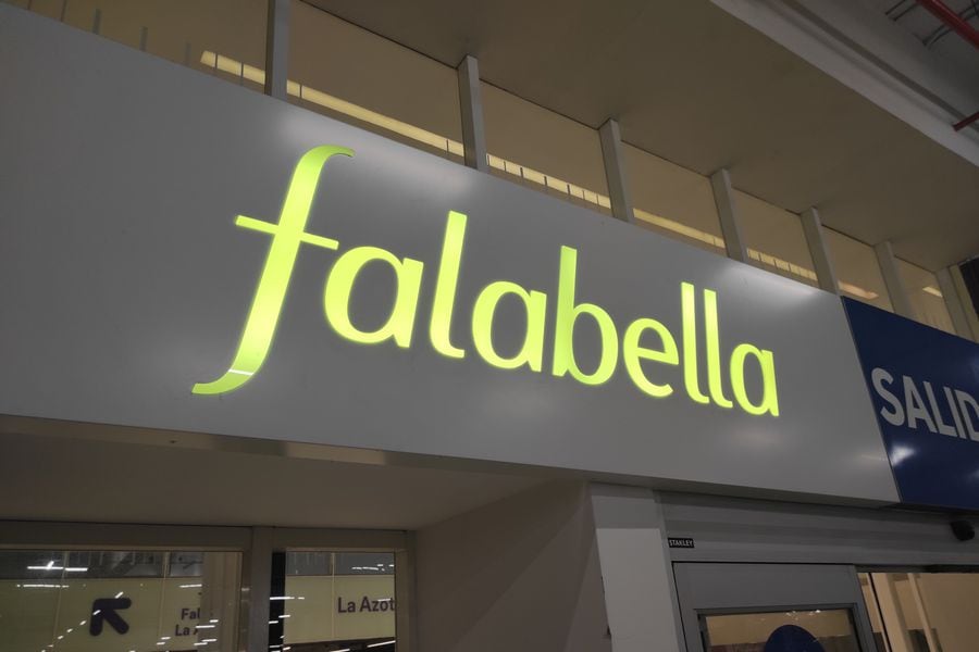 Pese a alza en los ingresos, las ganancias trimestrales de Falabella cayeron arrastradas por mayores gastos financieros