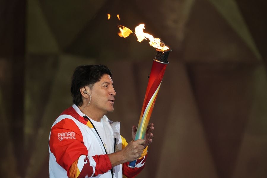 Iván Zamorano portando la llama panamericana.